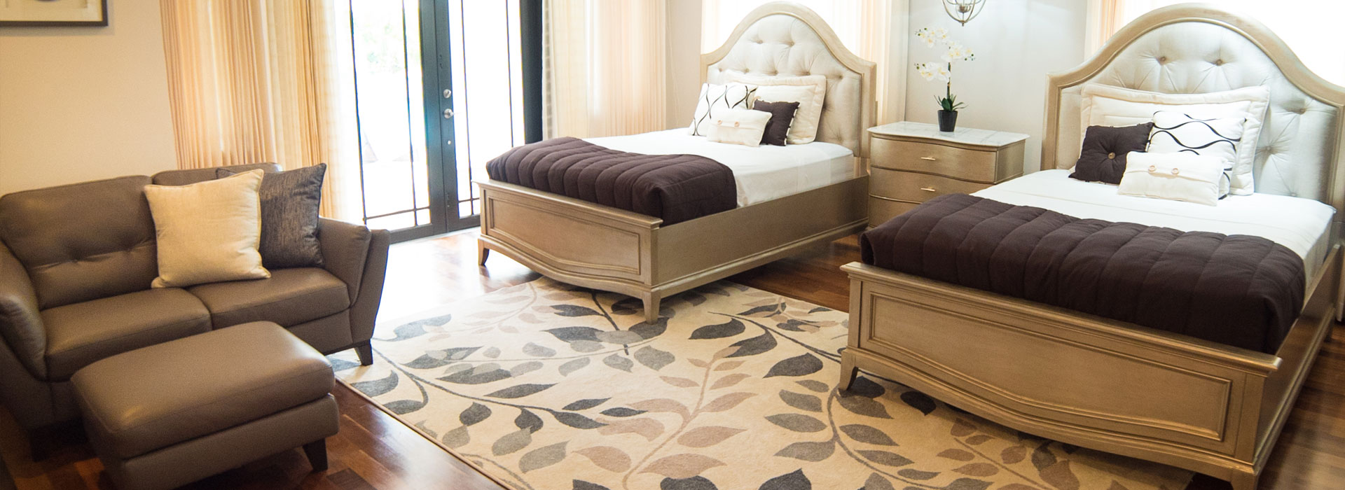 <small>6 LUXURIOUS</small>BEDROOMS